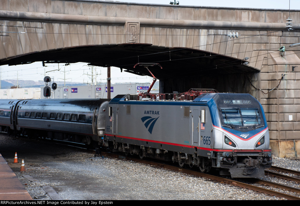 Amtrak 665 ducks under State Street 